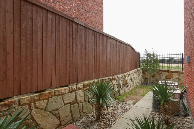 Building Photo - 604 Mozart Way
