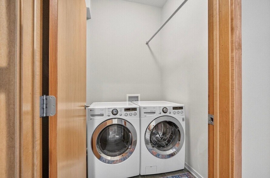 Building Photo - 640 S 50th St