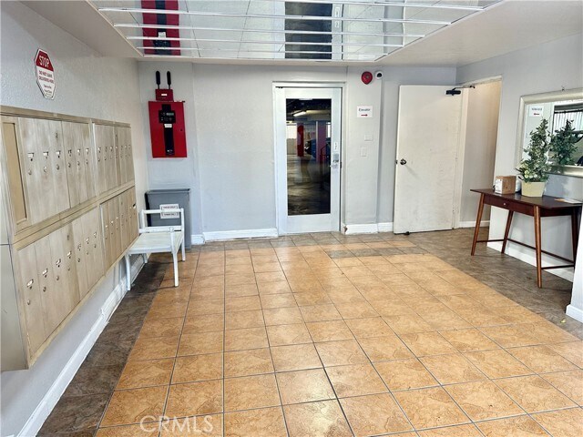 Building Photo - 1052 S Mariposa Ave