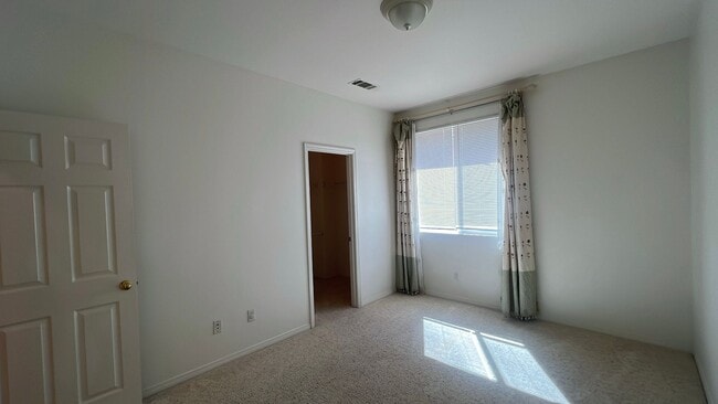 Building Photo - West Palmdale Home in Golf Course