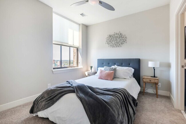 Building Photo - 10 Light St