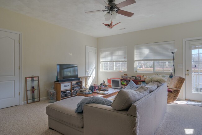 Building Photo - Hillcrest - 612/614