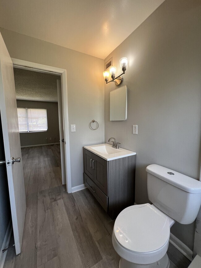 Building Photo - 1920 W Lakeview Blvd