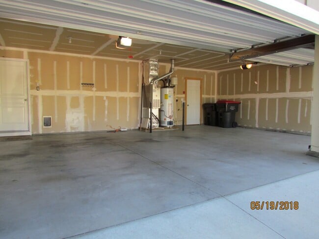 Building Photo - 4 bedroom 2 bath + Bonus Room home and nei...