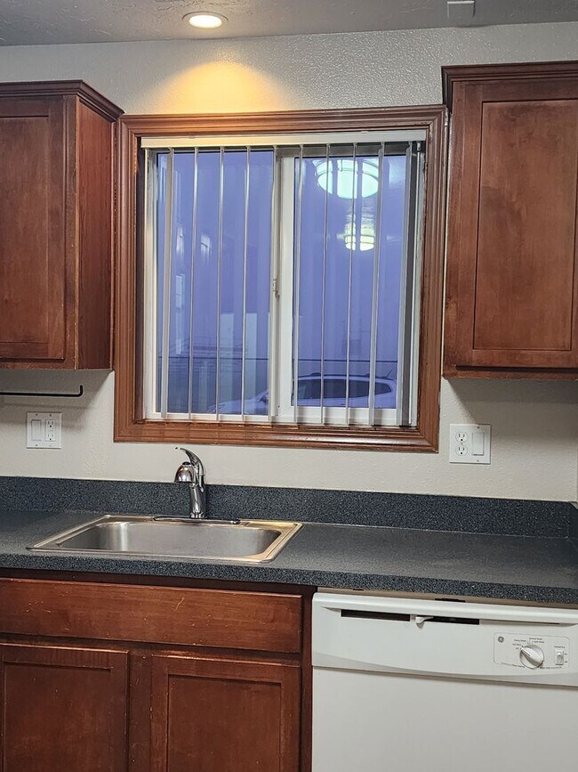 Building Photo - 1ST  FULL  MONTH'S  RENT  FREE   Pet-friendly Townhouse Near Parks and Downtown Newberg