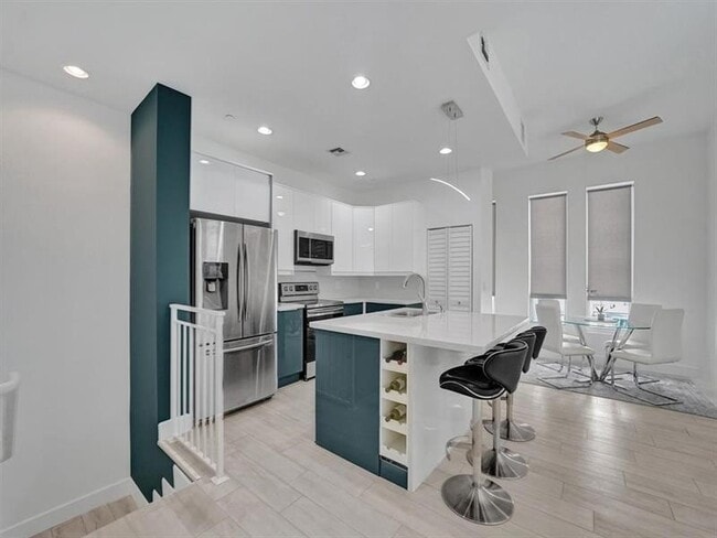 Building Photo - 703 SE 16th Ct