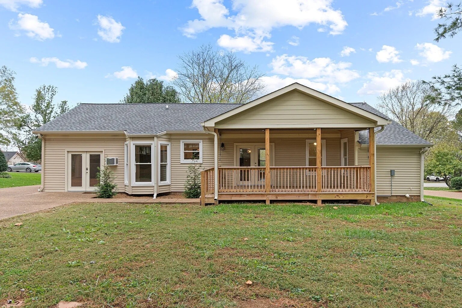 Building Photo - 723 Riverview Dr