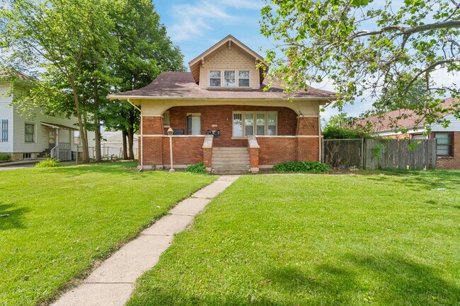 Primary Photo - 320 W 16th St