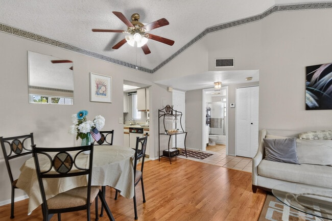 Building Photo - 1606 SE Green Acres Cir