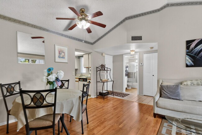 Building Photo - 1606 SE Green Acres Cir
