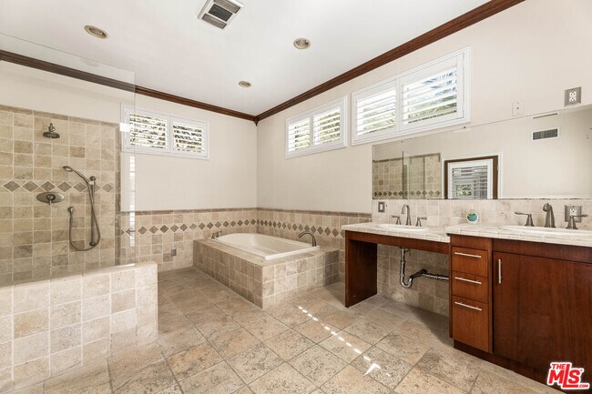 Building Photo - 3200 Oakley Dr