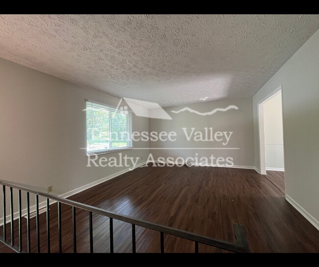 Building Photo - MOVE IN READY! Spacious 4 bed/2.5 bath spl...