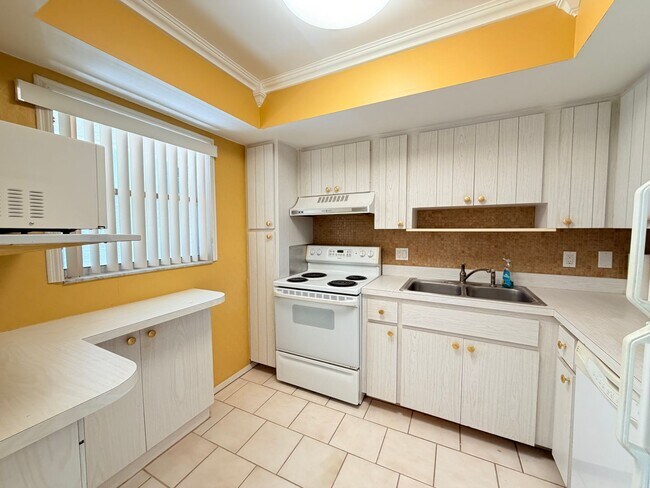 Building Photo - 1/1 CONDO 55 + COMMUNITY - GLEN OAKS, CLOSE TO DOWNTOWN SRQ!