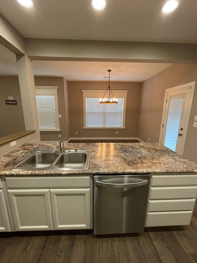 Building Photo - Custom Built 3 bed 2.5 bath Home Nestled A...
