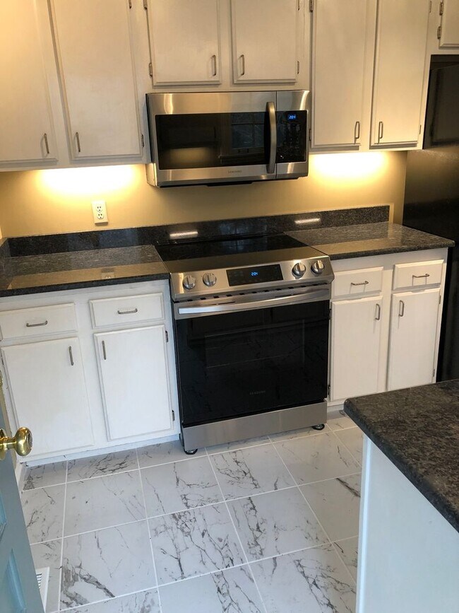 Building Photo - **RECENT $60,000+ RENOVATION ON THIS 4-BED, 3-BATH HOME IN PRIME WHITEBRIDGE NEIGHBORHOOD**
