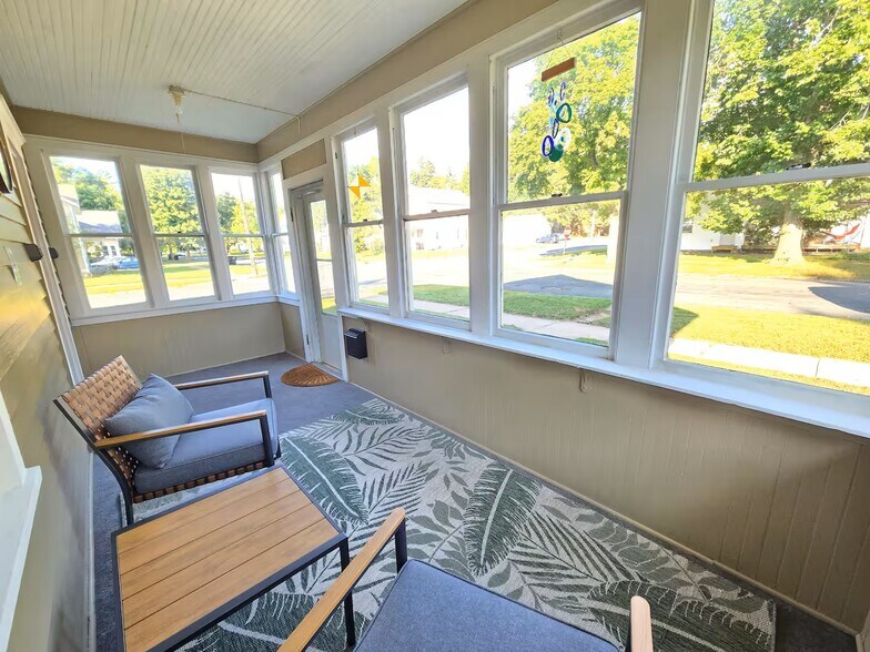 Building Photo - 1303 8th St E