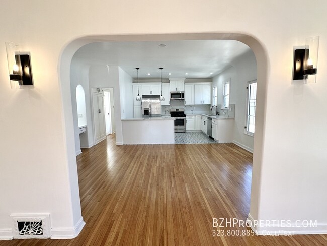 Building Photo - Gorgeous Newly Remodeled 3 Bedrrom 2 Bathr...