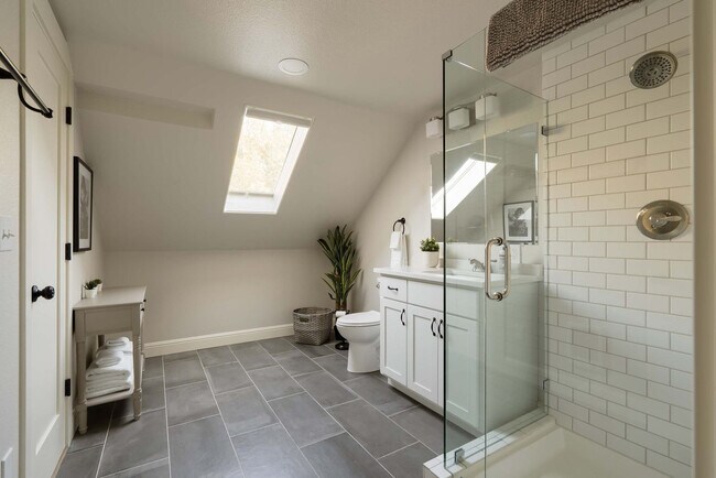 Building Photo - 529 NW 21st Ave