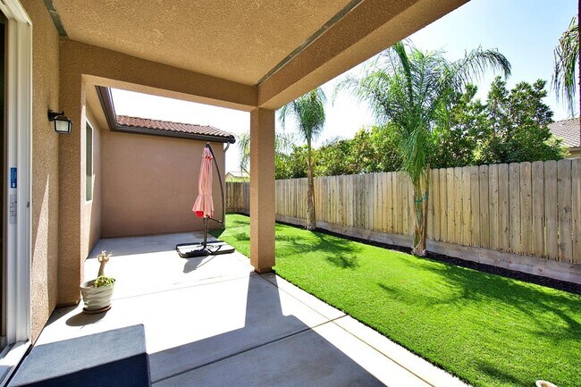 Building Photo - Beautiful 3/2.5 near Clovis East High School