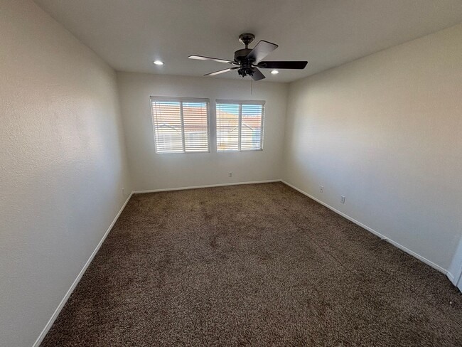 Building Photo - 3 Bedroom Towhome for Rent in Canyon Country!