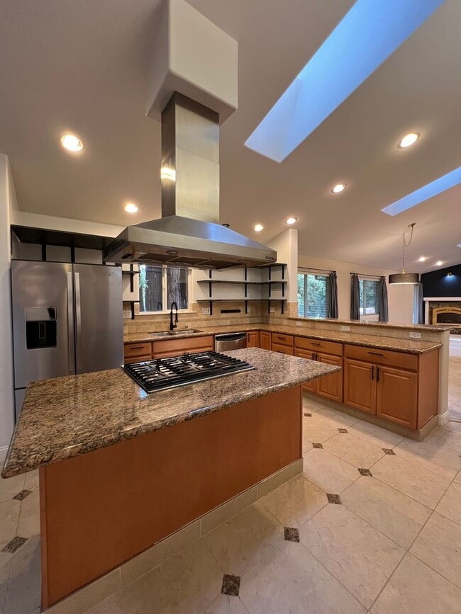 Building Photo - 2,280 Square Foot modern Three bedroom two bath multi  level home, large yard, decks, cathedral c...