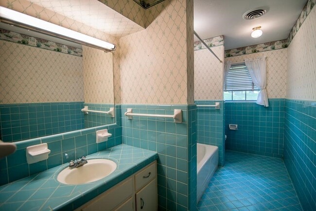 Building Photo - 1701 Ave R