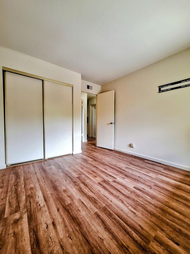 Building Photo - Spacious 4bd Tri-Level Home w/Central Heat...