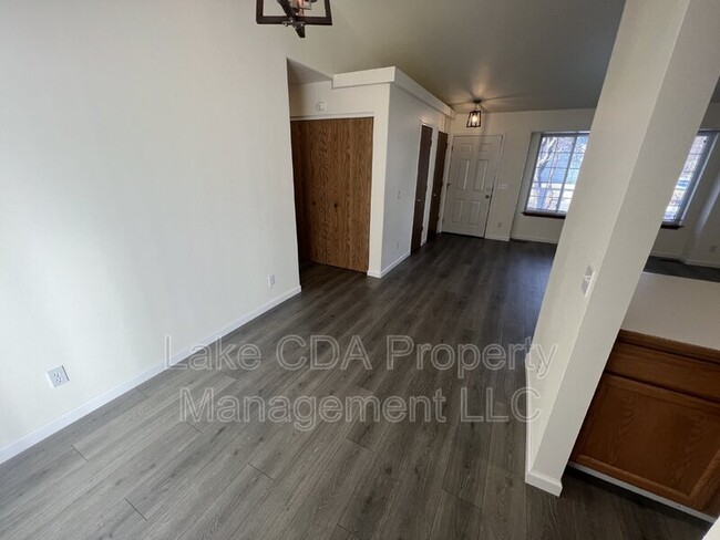 Building Photo - 228 E Ryan Dr
