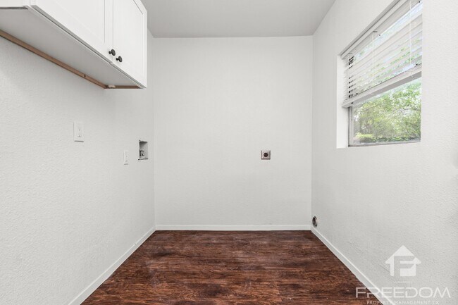 Building Photo - 1824 Katy St