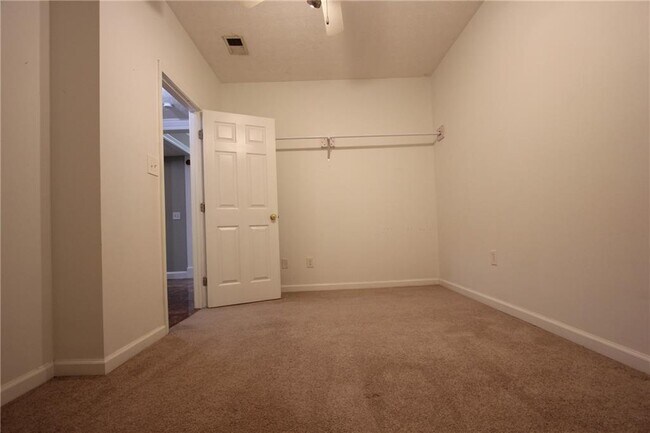 Building Photo - 818 Springlake Rd