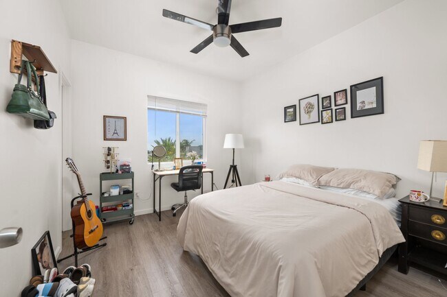 Building Photo - Spacious master bedroom!