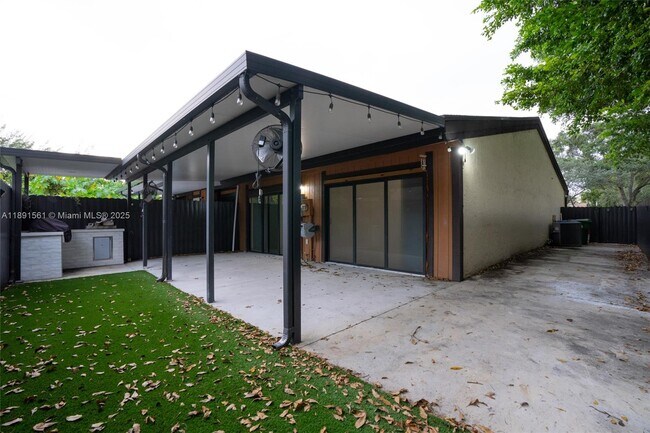 Building Photo - 10250 Oleander Ct