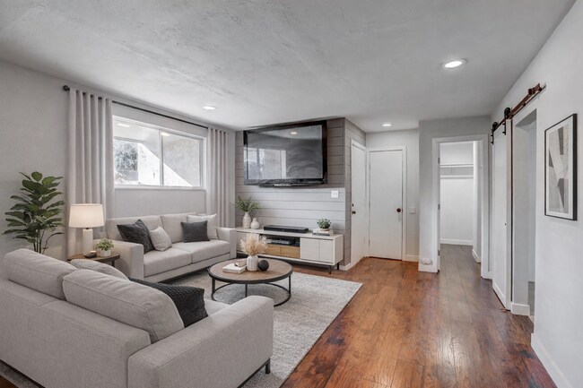 Building Photo - $1,295.95 - 1 Bed Updated Condo right by Cherry Creek Shopping Center!