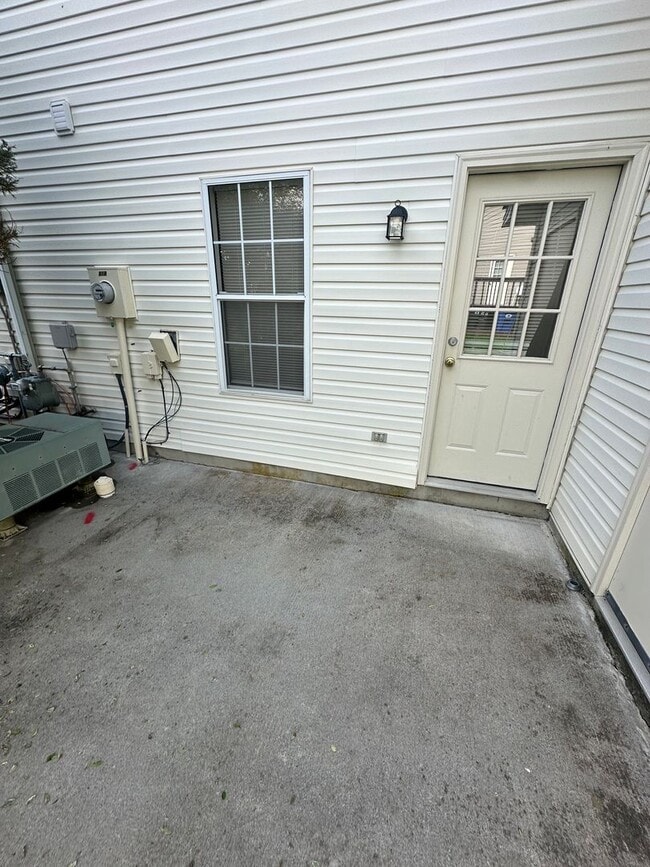 Building Photo - 3 Bed - 3Bath with Den