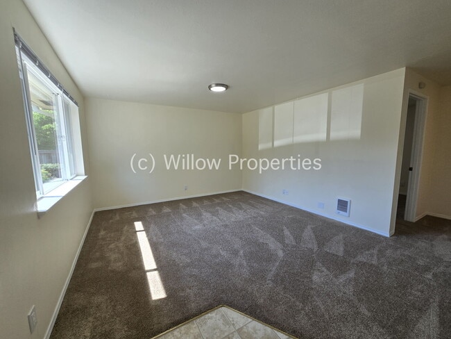 Building Photo - "Charming 1-Bedroom Duplex in Lakewood – C...
