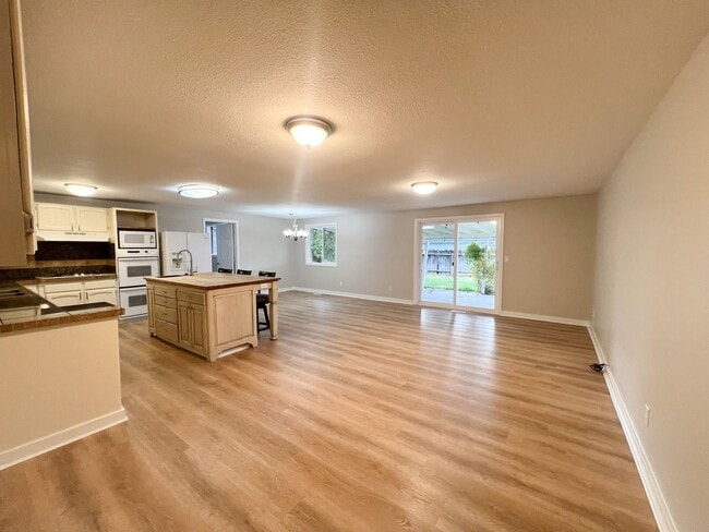 Building Photo - 3 Bedroom, 2 bath 1836 sqft House in Sunset Village