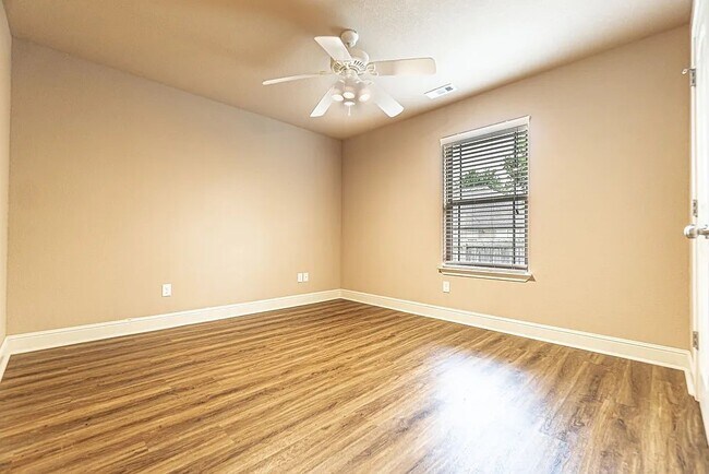 Building Photo - 3104 SW Featherston Rd