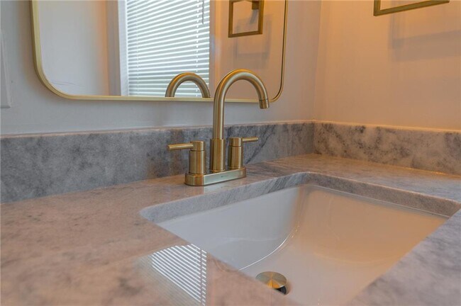 Building Photo - 817 Maple St