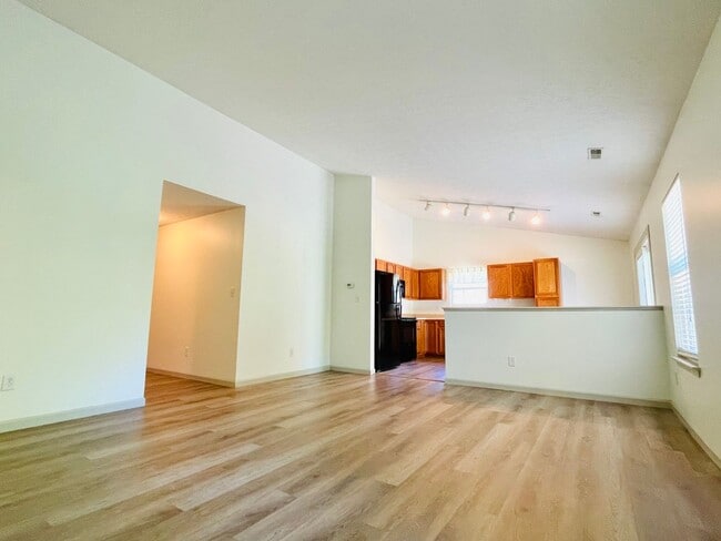 Building Photo - Great 3 Bed 2 Bath House with Garage!!