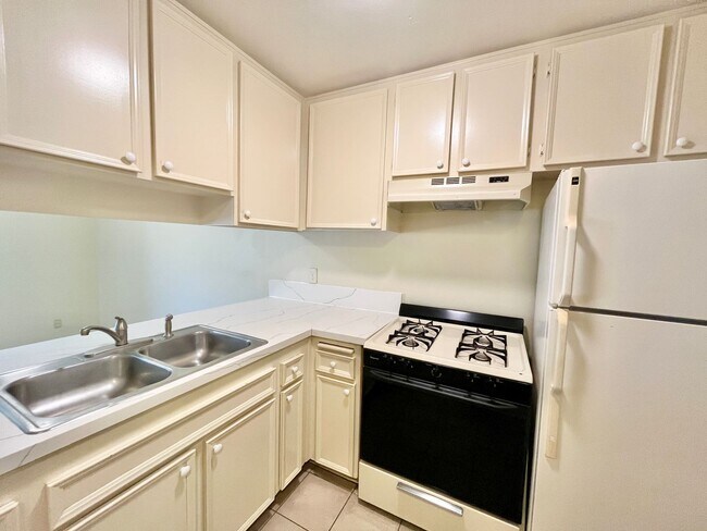 Building Photo - Downstairs North Park Apartment with Parking & Onsite Laundry!