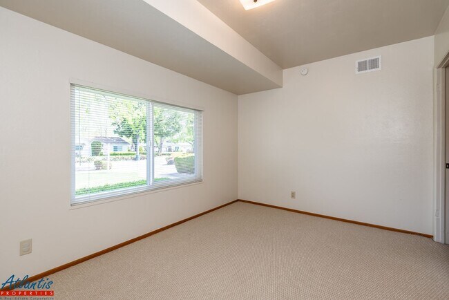Building Photo - Lovely Home | Nice Backyard | Attached Garage
