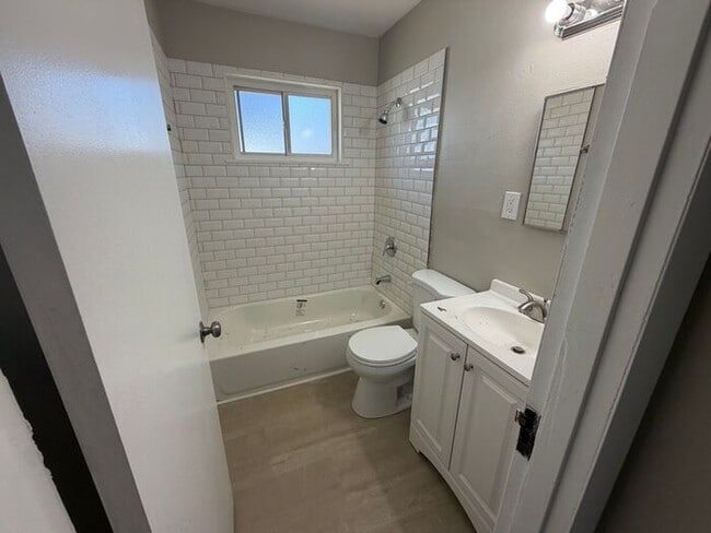 Building Photo - 3 Bed 1 Bath Berkeley home