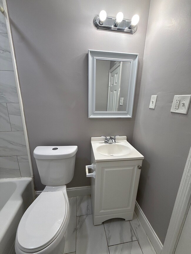 Building Photo - 2 Bedroom Townhome
