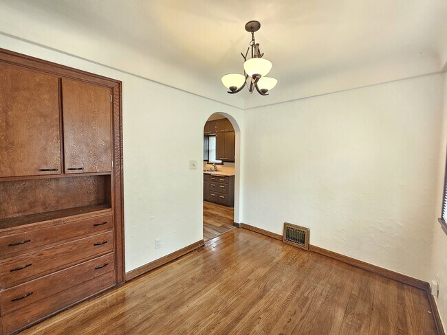 Building Photo - 829 S Ivory St