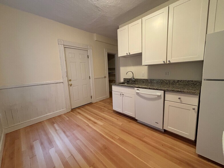 Building Photo - 53 Joy St