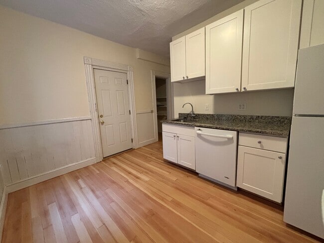 Building Photo - 53 Joy St