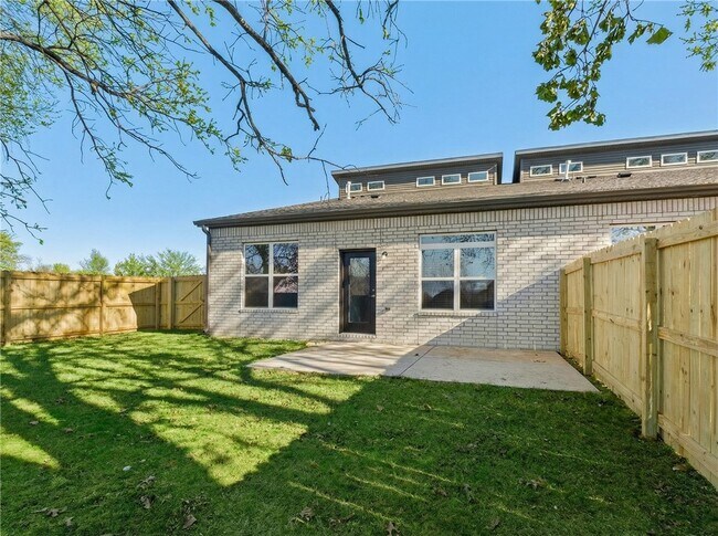 Building Photo - 700 Sun Meadows Loop