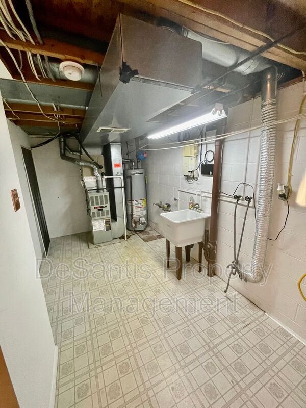 Building Photo - 925 Elm Ct