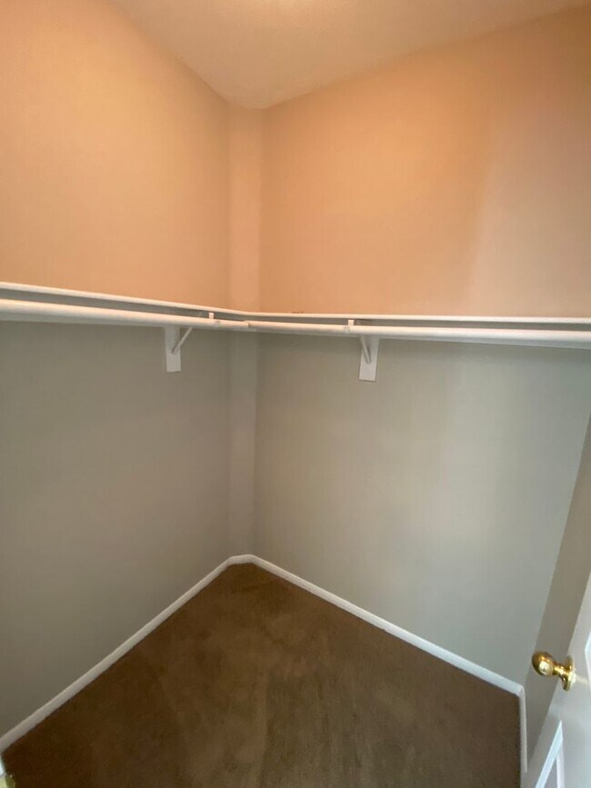 Building Photo - AMERICANA Property Mgmt - Freshly remodele...