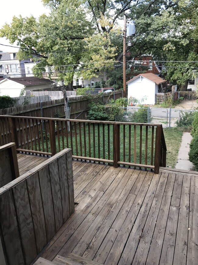 Building Photo - Stunning Large Home near Tower Grove Park